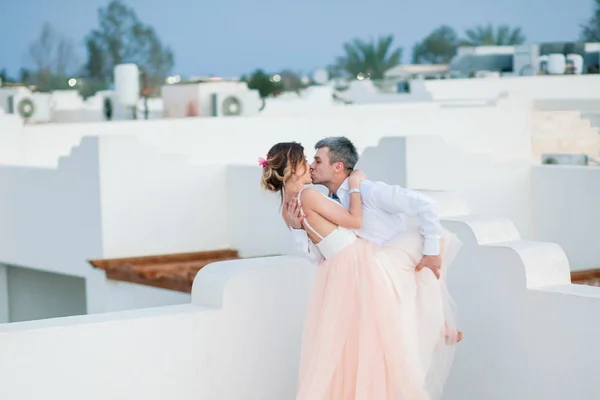 新婚夫妇在豪华度假村举行婚礼后 浪漫的新郎新娘在酒店的屋顶上亲吻 热带国家 新婚夫妇 — 图库照片