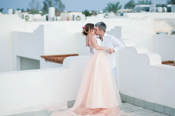 Recém Casados Após Casamento Resort Luxo Noiva Romântica Noivo Beijo — Fotografia de Stock