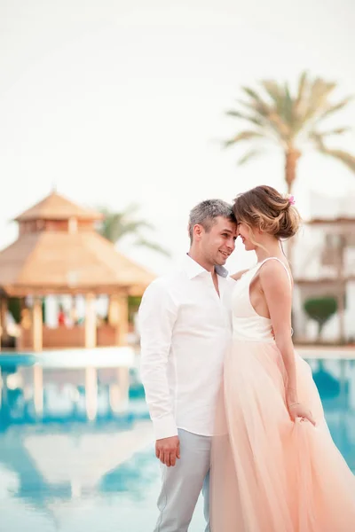 Pareja Recién Casada Después Boda Resort Lujo Novia Romántica Novio — Foto de Stock