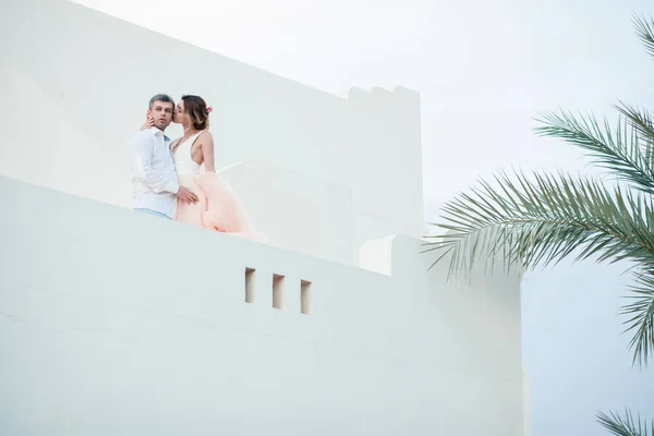 Recém Casados Após Casamento Resort Luxo Noiva Romântica Noivo Beijo — Fotografia de Stock