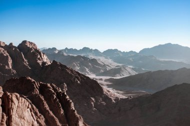 mavi gökyüzü ile dağların üstünde güzel gündoğumu