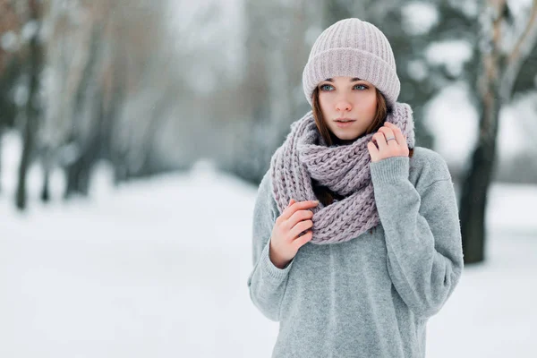 Το χειμώνα το όμορφο κορίτσι στέκεται στον δρόμο σε ένα καπέλο και πουλόβερ το χειμώνα — Φωτογραφία Αρχείου