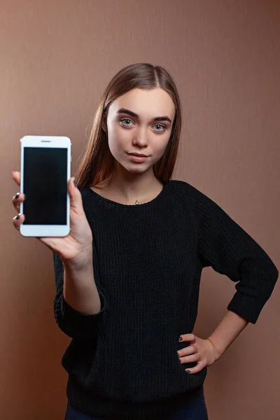 Mujer Atractiva Joven Está Apuntando Pantalla Blanco Del Teléfono Mano —  Fotos de Stock