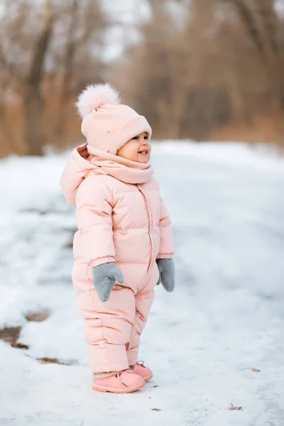 Piękna Dziewczyna Sobie Różowy Kombinezon Uruchomiona Snowy Winter Park Dzieciak — Zdjęcie stockowe