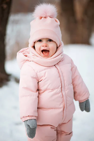 Una Hermosa Joven Con Mono Rosa Corriendo Parque Invierno Nevado —  Fotos de Stock