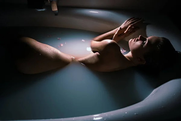 Bella ragazza nuda in bagno — Foto Stock