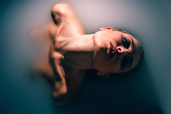 Hermosa chica desnuda joven en el baño — Foto de Stock