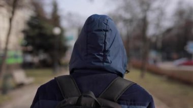 Şehrin sokaklarında yürürken bir sırt çantası ile genç adam turizm