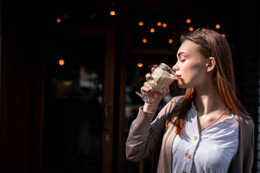 bir fincan kahve ile güzel sarışın kız