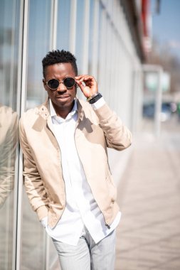 Sokakta bir ceket ve beyaz gömlek yakışıklı siyah genç adam