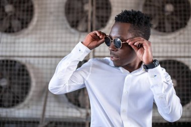 Sokakta beyaz gömlekli yakışıklı genç adam.