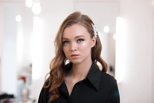 Hermosa joven con maquillaje en una camisa negra — Foto de Stock
