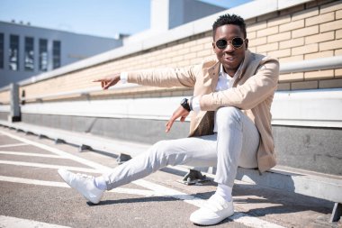 Sokakta bir ceket ve beyaz gömlek yakışıklı siyah genç adam