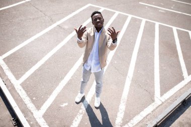 Sokakta bir ceket ve beyaz gömlek yakışıklı siyah genç adam