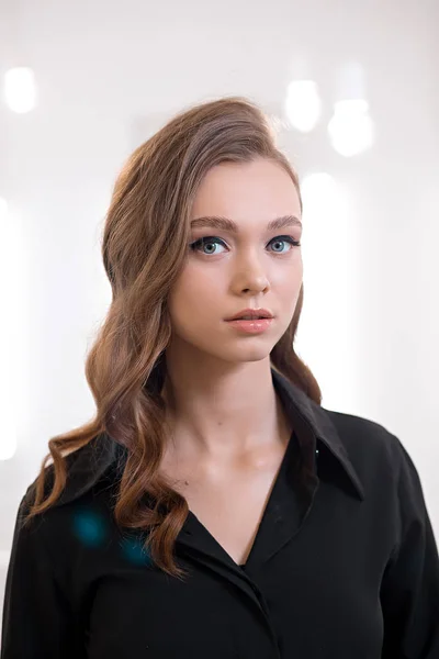 Mulher jovem bonita com maquiagem em uma camisa preta — Fotografia de Stock