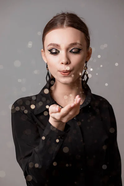 Mulher jovem bonita com maquiagem em uma camisa preta — Fotografia de Stock