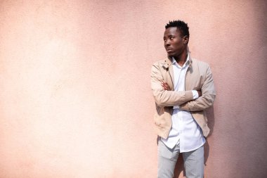 Sokakta bir ceket ve beyaz gömlek yakışıklı siyah genç adam