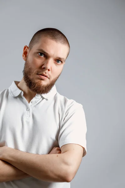 Porträtt Stilig Ung Man Vit Shirt Tittar Allvarligt Ramen Grå — Stockfoto