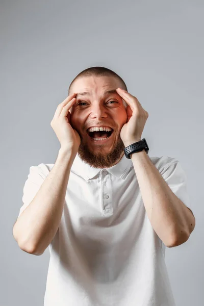 Retrato Jovem Feliz Uma Camiseta Branca Rindo Olhando Para Moldura — Fotografia de Stock