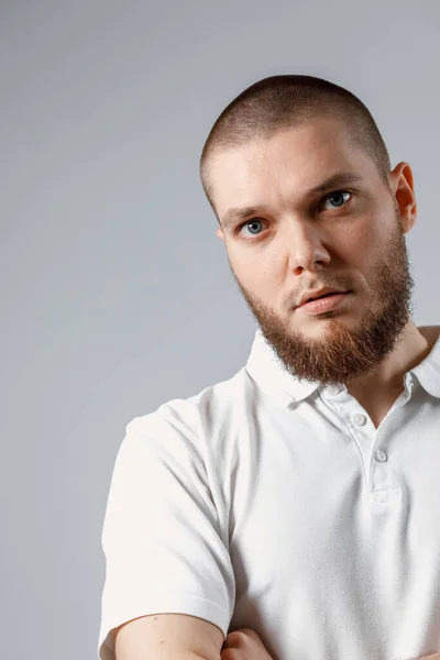 Porträtt Stilig Ung Man Vit Shirt Tittar Allvarligt Ramen Grå — Stockfoto