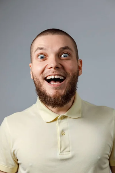 Närbild Porträtt Ung Lycklig Man Gul Shirt Känslor Grå Bakgrund — Stockfoto