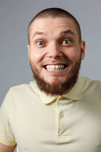 Retrato Close Jovem Homem Feliz Uma Camiseta Amarela Emoções Fundo — Fotografia de Stock