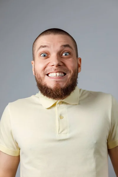 Retrato Close Jovem Homem Feliz Uma Camiseta Amarela Emoções Fundo — Fotografia de Stock