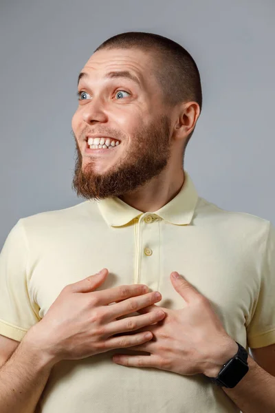Närbild Porträtt Ung Lycklig Man Gul Shirt Känslor Grå Bakgrund — Stockfoto