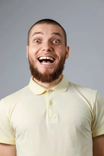 Detailní Portrét Mladého Šťastného Muže Žlutém Tričku Emoce Šedém Pozadí — Stock fotografie