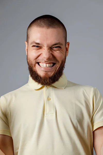 Närbild Porträtt Ung Lycklig Man Gul Shirt Känslor Grå Bakgrund — Stockfoto