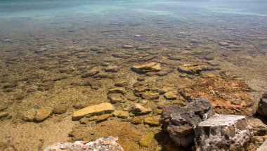 Deniz kıyısında taş