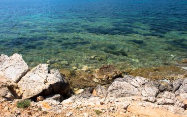 Deniz kıyısında taş