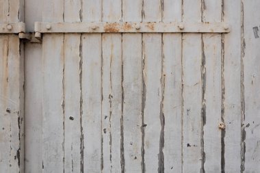 Paslı kapı menteşe ile eski, peeling beyaz boyalı duvar