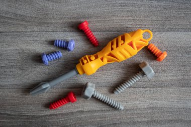 Arka planda gri kurulların oyuncak Araçlar