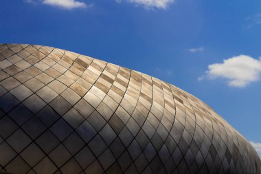 Gökyüzüne karşı modern bir binanın çatı