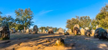 Antik taş uzun gölgeler döküm yekpare taş oluşumlarla Almendres, Portekiz sabah güneş