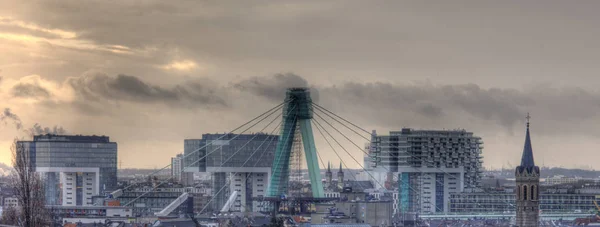 塔的风景角度在 Rheinauhafen 科隆在晚上教会附近与 Severin 桥梁在前景 — 图库照片