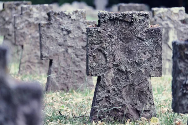 Поле Сірих Старих Дрібних Надгробків Кладовищі Частково Вкритих Мохом Імен — стокове фото