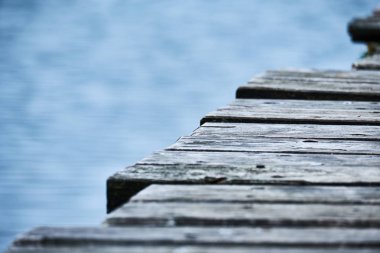 Çapraz (varyasyon 2 arka planda görünür Gölü ile karede çalıştıran bir ahşap iskele tarafında closeup)