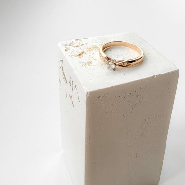 Belirgin merkezi kübik zirkon taşı içeren zarif kırmızı altın yüzük..