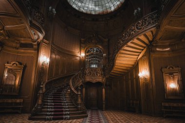 LVIV, UKRAINE - 13 Şubat 2021: eski soylu kumarhanenin binası, şimdi Bilim Adamları Evi. Büyük salonda ahşap merdivenleri ve avlusu olan görkemli malikanenin içi..