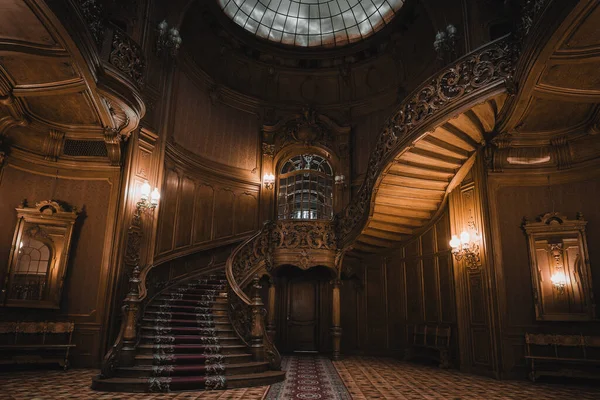 LVIV, UKRAINE - 13 Şubat 2021: eski soylu kumarhanenin binası, şimdi Bilim Adamları Evi. Büyük salonda ahşap merdivenleri ve avlusu olan görkemli malikanenin içi..