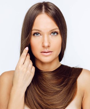 Beyaz arka plan üzerinde izole kamera bakarak uzun saçlı çıplak kadın portresi 