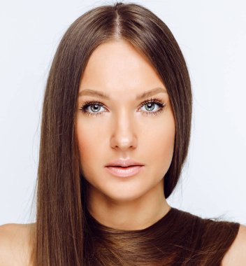 Beyaz arka plan üzerinde izole kamera bakarak uzun saçlı çıplak kadın portresi 