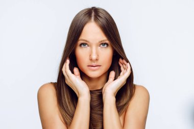 Beyaz arka plan üzerinde izole kamera bakarak uzun saçlı kadın portresi 