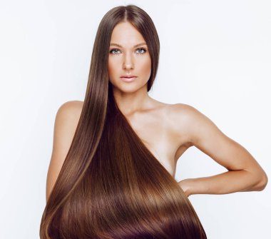 Beyaz arka plan üzerinde izole kamera bakarak uzun saçlı kadın portresi 