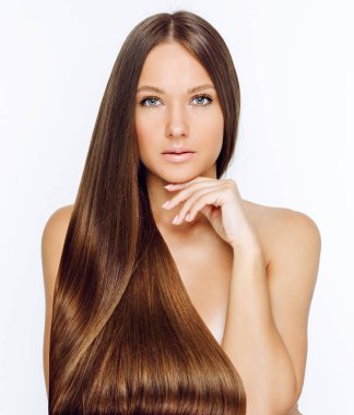 Beyaz arka plan üzerinde izole kamera bakarak uzun saçlı kadın portresi 