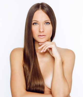 uzun saçlı ve beyaz arka plan üzerinde izole çene yandan kadın portresi 