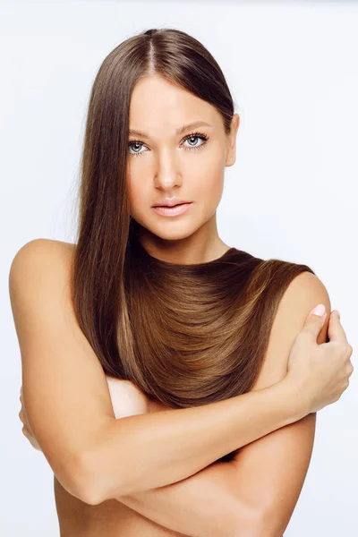 Porträt Einer Frau Mit Langen Haaren Die Isoliert Auf Weißem — Stockfoto