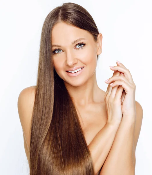 Retrato Mulher Sorridente Com Cabelos Longos Isolados Sobre Fundo Branco — Fotografia de Stock